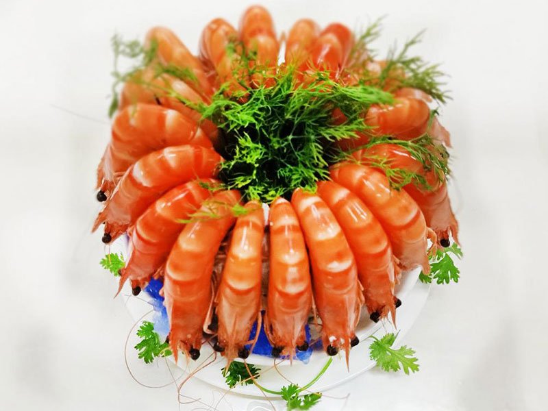 Thực đơn tiệc lưu động thu hút thực khách mùa đặt tiệc cuối năm Tôm sú hấp trái dừa