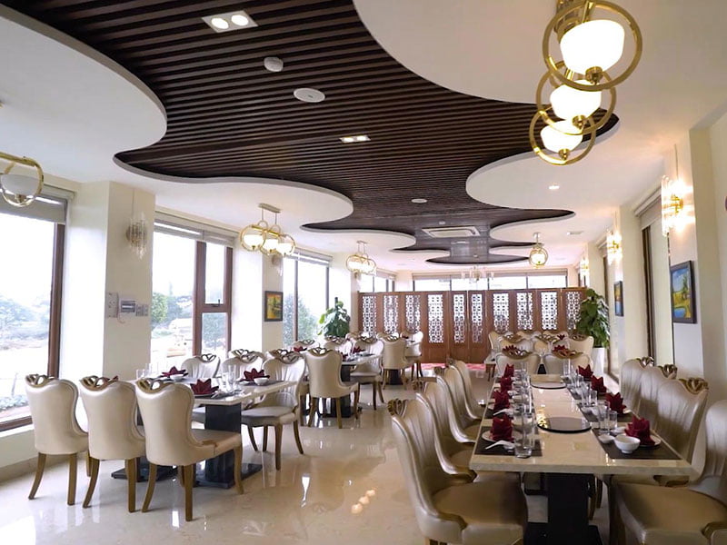 Đông Hoa Restaurant – Tổ hợp Dịch vụ – Nhà hàng đẳng cấp tại Móng Cái Nhà hàng Hải sản Đông Hoa nổi bật với không gian rộng rãi, sang trọng và đẳng cấp