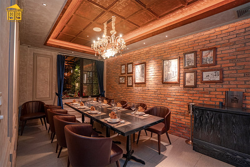 Nhà hàng có phòng VIP tổ chức tiệc gây ấn tượng bởi những bức tường gạch cổ điển, nội thất với tông màu nâu trầm