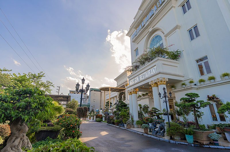 Ngọc Sơn Palace sở hữu vị trí đẹp giữa trung tâm thành phố Phủ Lý với lối kiến trúc Hoàng Gia sang trọng